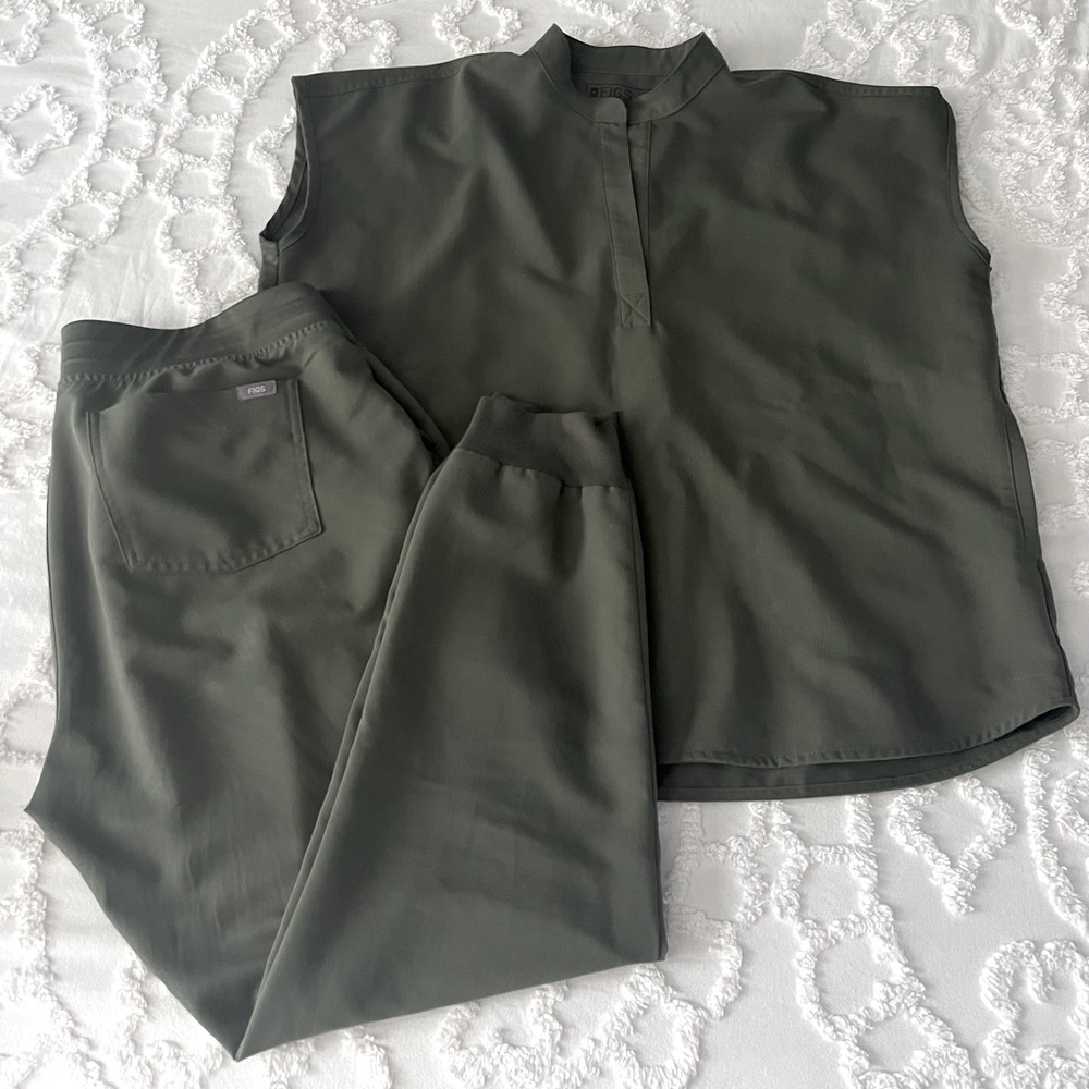 FIGS set- Like new…Medium Rafael top and Large Zamora joggers in Army green.
